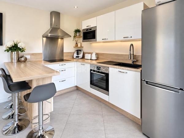 Sur le secteur de La Garde, à proximité de tous les commerces et commodités, venez découvrir ce bel appartement T2 de 36 m², entièrement rénové climatisé.

Situé au 1er étage avec ascenseur, au calme et bénéficiant d’une vue dégagée sur le château de La Garde, il profite d’une belle exposition Sud / Sud-Est.

Il se compose d’une entrée, d’une cuisine ouverte sur un agréable salon-séjour donnant accès à une terrasse de 13 m², d’une chambre, d’une salle d’eau avec douche à l’italienne et d’une grande buanderie comprenant de nombreux rangements .

Appartement particulièrement fonctionnel.

Les atouts :

Entièrement rénové
Terrasse de 13 m²
Belle exposition Sud / Sud-Est
Vue dégagée et environnement calme
Ascenseur
Grande buanderie
Nombreux rangements
Stationnement aisé dans la copropriété
Commerces et commodités à proximité

Un appartement agréable et fonctionnel, idéal pour une résidence principale ou un investissement locatif.