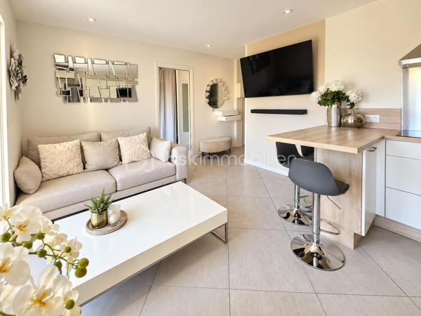 Sur le secteur de La Garde, à proximité de tous les commerces et commodités, venez découvrir ce bel appartement T2 de 36 m², entièrement rénové climatisé.

Situé au 1er étage avec ascenseur, au calme et bénéficiant d’une vue dégagée sur le château de La Garde, il profite d’une belle exposition Sud / Sud-Est.

Il se compose d’une entrée, d’une cuisine ouverte sur un agréable salon-séjour donnant accès à une terrasse de 13 m², d’une chambre, d’une salle d’eau avec douche à l’italienne et d’une grande buanderie comprenant de nombreux rangements .

Appartement particulièrement fonctionnel.

Les atouts :

Entièrement rénové
Terrasse de 13 m²
Belle exposition Sud / Sud-Est
Vue dégagée et environnement calme
Ascenseur
Grande buanderie
Nombreux rangements
Stationnement aisé dans la copropriété
Commerces et commodités à proximité

Un appartement agréable et fonctionnel, idéal pour une résidence principale ou un investissement locatif.