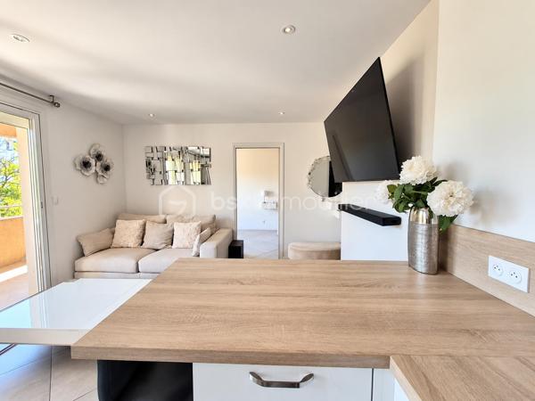 Sur le secteur de La Garde, à proximité de tous les commerces et commodités, venez découvrir ce bel appartement T2 de 36 m², entièrement rénové climatisé.

Situé au 1er étage avec ascenseur, au calme et bénéficiant d’une vue dégagée sur le château de La Garde, il profite d’une belle exposition Sud / Sud-Est.

Il se compose d’une entrée, d’une cuisine ouverte sur un agréable salon-séjour donnant accès à une terrasse de 13 m², d’une chambre, d’une salle d’eau avec douche à l’italienne et d’une grande buanderie comprenant de nombreux rangements .

Appartement particulièrement fonctionnel.

Les atouts :

Entièrement rénové
Terrasse de 13 m²
Belle exposition Sud / Sud-Est
Vue dégagée et environnement calme
Ascenseur
Grande buanderie
Nombreux rangements
Stationnement aisé dans la copropriété
Commerces et commodités à proximité

Un appartement agréable et fonctionnel, idéal pour une résidence principale ou un investissement locatif.
