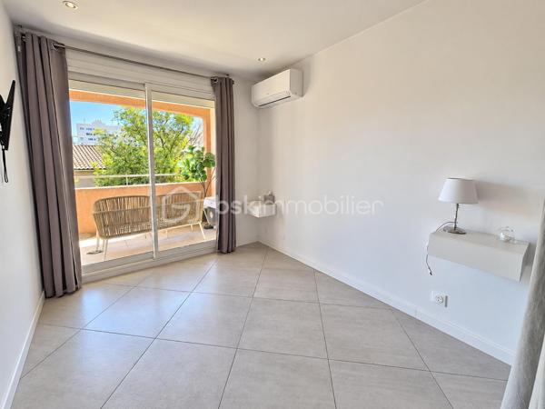 Sur le secteur de La Garde, à proximité de tous les commerces et commodités, venez découvrir ce bel appartement T2 de 36 m², entièrement rénové climatisé.

Situé au 1er étage avec ascenseur, au calme et bénéficiant d’une vue dégagée sur le château de La Garde, il profite d’une belle exposition Sud / Sud-Est.

Il se compose d’une entrée, d’une cuisine ouverte sur un agréable salon-séjour donnant accès à une terrasse de 13 m², d’une chambre, d’une salle d’eau avec douche à l’italienne et d’une grande buanderie comprenant de nombreux rangements .

Appartement particulièrement fonctionnel.

Les atouts :

Entièrement rénové
Terrasse de 13 m²
Belle exposition Sud / Sud-Est
Vue dégagée et environnement calme
Ascenseur
Grande buanderie
Nombreux rangements
Stationnement aisé dans la copropriété
Commerces et commodités à proximité

Un appartement agréable et fonctionnel, idéal pour une résidence principale ou un investissement locatif.