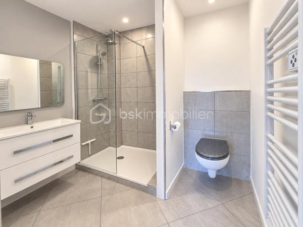 Sur le secteur de La Garde, à proximité de tous les commerces et commodités, venez découvrir ce bel appartement T2 de 36 m², entièrement rénové climatisé.

Situé au 1er étage avec ascenseur, au calme et bénéficiant d’une vue dégagée sur le château de La Garde, il profite d’une belle exposition Sud / Sud-Est.

Il se compose d’une entrée, d’une cuisine ouverte sur un agréable salon-séjour donnant accès à une terrasse de 13 m², d’une chambre, d’une salle d’eau avec douche à l’italienne et d’une grande buanderie comprenant de nombreux rangements .

Appartement particulièrement fonctionnel.

Les atouts :

Entièrement rénové
Terrasse de 13 m²
Belle exposition Sud / Sud-Est
Vue dégagée et environnement calme
Ascenseur
Grande buanderie
Nombreux rangements
Stationnement aisé dans la copropriété
Commerces et commodités à proximité

Un appartement agréable et fonctionnel, idéal pour une résidence principale ou un investissement locatif.