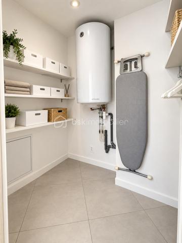 Sur le secteur de La Garde, à proximité de tous les commerces et commodités, venez découvrir ce bel appartement T2 de 36 m², entièrement rénové climatisé.

Situé au 1er étage avec ascenseur, au calme et bénéficiant d’une vue dégagée sur le château de La Garde, il profite d’une belle exposition Sud / Sud-Est.

Il se compose d’une entrée, d’une cuisine ouverte sur un agréable salon-séjour donnant accès à une terrasse de 13 m², d’une chambre, d’une salle d’eau avec douche à l’italienne et d’une grande buanderie comprenant de nombreux rangements .

Appartement particulièrement fonctionnel.

Les atouts :

Entièrement rénové
Terrasse de 13 m²
Belle exposition Sud / Sud-Est
Vue dégagée et environnement calme
Ascenseur
Grande buanderie
Nombreux rangements
Stationnement aisé dans la copropriété
Commerces et commodités à proximité

Un appartement agréable et fonctionnel, idéal pour une résidence principale ou un investissement locatif.