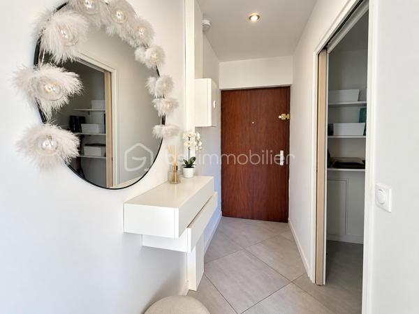 Sur le secteur de La Garde, à proximité de tous les commerces et commodités, venez découvrir ce bel appartement T2 de 36 m², entièrement rénové climatisé.

Situé au 1er étage avec ascenseur, au calme et bénéficiant d’une vue dégagée sur le château de La Garde, il profite d’une belle exposition Sud / Sud-Est.

Il se compose d’une entrée, d’une cuisine ouverte sur un agréable salon-séjour donnant accès à une terrasse de 13 m², d’une chambre, d’une salle d’eau avec douche à l’italienne et d’une grande buanderie comprenant de nombreux rangements .

Appartement particulièrement fonctionnel.

Les atouts :

Entièrement rénové
Terrasse de 13 m²
Belle exposition Sud / Sud-Est
Vue dégagée et environnement calme
Ascenseur
Grande buanderie
Nombreux rangements
Stationnement aisé dans la copropriété
Commerces et commodités à proximité

Un appartement agréable et fonctionnel, idéal pour une résidence principale ou un investissement locatif.