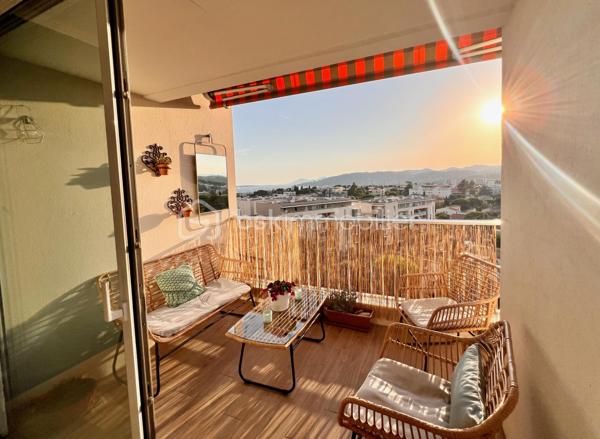 Et si vous pouviez admirer les îles de Lérins tout en préparant le dîner ?
Ici, vous pouvez tout simplement poser vos valises et profiter.

Isabelle Duval vous présente en exclusivité, ce 3 pièces lumineux de 74 m², situé au 6e étage dans la résidence du Roi Soleil, offrant deux chambres et des prestations récentes de qualité. Le bien est complété par une place de parking en extérieur et une cave.
AUCUN TRAVAUX n’est à prévoir.

Parmi les nombreux atouts de votre futur appartement :

•	une cuisine récente entièrement équipée, prolongée par un balcon 
•	une élégante verrière ouvrant la cuisine sur une vue panoramique jusqu’aux îles de Lérins 
•	une pièce de vie lumineuse avec vue mer et montagnes, ouverte sur une terrasse équipée d’un store-banne motorisé récent ;
•	des menuiseries récentes en double vitrage avec volets roulants électriques 
•	deux chambres bénéficiant d’une climatisation réversible installée en 2024 
•	un dressing 
•	une salle d’eau spacieuse avec douche à l’italienne 
•	de nombreux rangements intégrés, pratiques et bien répartis dans l'appartement 
•	un WC indépendant 
•	une cave 
•	une place de parking extérieure privative 
•	un DPE C / GES C

Concernant la résidence du Roi Soleil :

•	résidence prisée, sécurisée et parfaitement entretenue, avec gardien et beaux espaces verts 
•	piscine, courts de tennis et terrain de pétanque, pour un véritable art de vivre provençal 
•	tous les commerces au pied de l’immeuble, pour un quotidien simplifié 
•	centre d’Antibes à environ 10 minutes à pied et plages à environ 15 minutes 
•	transports en commun au pied de la résidence, pour une autonomie à tout âge.

Une adresse recherchée, une VUE dont on ne se lasse pas et un appartement PRET A VIVRE !

Contactez-moi pour organiser une visite.
Visite virtuelle sur demande.