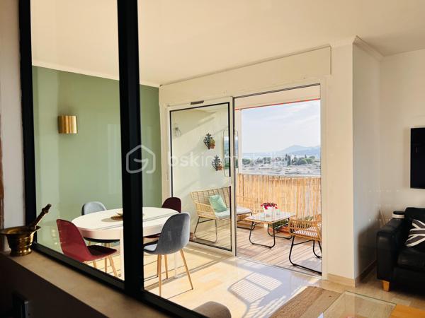 Et si vous pouviez admirer les îles de Lérins tout en préparant le dîner ?
Ici, vous pouvez tout simplement poser vos valises et profiter.

Isabelle Duval vous présente en exclusivité, ce 3 pièces lumineux de 74 m², situé au 6e étage dans la résidence du Roi Soleil, offrant deux chambres et des prestations récentes de qualité. Le bien est complété par une place de parking en extérieur et une cave.
AUCUN TRAVAUX n’est à prévoir.

Parmi les nombreux atouts de votre futur appartement :

•	une cuisine récente entièrement équipée, prolongée par un balcon 
•	une élégante verrière ouvrant la cuisine sur une vue panoramique jusqu’aux îles de Lérins 
•	une pièce de vie lumineuse avec vue mer et montagnes, ouverte sur une terrasse équipée d’un store-banne motorisé récent ;
•	des menuiseries récentes en double vitrage avec volets roulants électriques 
•	deux chambres bénéficiant d’une climatisation réversible installée en 2024 
•	un dressing 
•	une salle d’eau spacieuse avec douche à l’italienne 
•	de nombreux rangements intégrés, pratiques et bien répartis dans l'appartement 
•	un WC indépendant 
•	une cave 
•	une place de parking extérieure privative 
•	un DPE C / GES C

Concernant la résidence du Roi Soleil :

•	résidence prisée, sécurisée et parfaitement entretenue, avec gardien et beaux espaces verts 
•	piscine, courts de tennis et terrain de pétanque, pour un véritable art de vivre provençal 
•	tous les commerces au pied de l’immeuble, pour un quotidien simplifié 
•	centre d’Antibes à environ 10 minutes à pied et plages à environ 15 minutes 
•	transports en commun au pied de la résidence, pour une autonomie à tout âge.

Une adresse recherchée, une VUE dont on ne se lasse pas et un appartement PRET A VIVRE !

Contactez-moi pour organiser une visite.
Visite virtuelle sur demande.