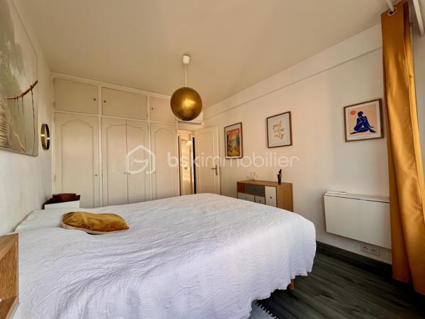 Et si vous pouviez admirer les îles de Lérins tout en préparant le dîner ?
Ici, vous pouvez tout simplement poser vos valises et profiter.

Isabelle Duval vous présente en exclusivité, ce 3 pièces lumineux de 74 m², situé au 6e étage dans la résidence du Roi Soleil, offrant deux chambres et des prestations récentes de qualité. Le bien est complété par une place de parking en extérieur et une cave.
AUCUN TRAVAUX n’est à prévoir.

Parmi les nombreux atouts de votre futur appartement :

•	une cuisine récente entièrement équipée, prolongée par un balcon 
•	une élégante verrière ouvrant la cuisine sur une vue panoramique jusqu’aux îles de Lérins 
•	une pièce de vie lumineuse avec vue mer et montagnes, ouverte sur une terrasse équipée d’un store-banne motorisé récent ;
•	des menuiseries récentes en double vitrage avec volets roulants électriques 
•	deux chambres bénéficiant d’une climatisation réversible installée en 2024 
•	un dressing 
•	une salle d’eau spacieuse avec douche à l’italienne 
•	de nombreux rangements intégrés, pratiques et bien répartis dans l'appartement 
•	un WC indépendant 
•	une cave 
•	une place de parking extérieure privative 
•	un DPE C / GES C

Concernant la résidence du Roi Soleil :

•	résidence prisée, sécurisée et parfaitement entretenue, avec gardien et beaux espaces verts 
•	piscine, courts de tennis et terrain de pétanque, pour un véritable art de vivre provençal 
•	tous les commerces au pied de l’immeuble, pour un quotidien simplifié 
•	centre d’Antibes à environ 10 minutes à pied et plages à environ 15 minutes 
•	transports en commun au pied de la résidence, pour une autonomie à tout âge.

Une adresse recherchée, une VUE dont on ne se lasse pas et un appartement PRET A VIVRE !

Contactez-moi pour organiser une visite.
Visite virtuelle sur demande.