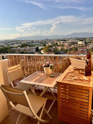 Et si vous pouviez admirer les îles de Lérins tout en préparant le dîner ?
Ici, vous pouvez tout simplement poser vos valises et profiter.

Isabelle Duval vous présente en exclusivité, ce 3 pièces lumineux de 74 m², situé au 6e étage dans la résidence du Roi Soleil, offrant deux chambres et des prestations récentes de qualité. Le bien est complété par une place de parking en extérieur et une cave.
AUCUN TRAVAUX n’est à prévoir.

Parmi les nombreux atouts de votre futur appartement :

•	une cuisine récente entièrement équipée, prolongée par un balcon 
•	une élégante verrière ouvrant la cuisine sur une vue panoramique jusqu’aux îles de Lérins 
•	une pièce de vie lumineuse avec vue mer et montagnes, ouverte sur une terrasse équipée d’un store-banne motorisé récent ;
•	des menuiseries récentes en double vitrage avec volets roulants électriques 
•	deux chambres bénéficiant d’une climatisation réversible installée en 2024 
•	un dressing 
•	une salle d’eau spacieuse avec douche à l’italienne 
•	de nombreux rangements intégrés, pratiques et bien répartis dans l'appartement 
•	un WC indépendant 
•	une cave 
•	une place de parking extérieure privative 
•	un DPE C / GES C

Concernant la résidence du Roi Soleil :

•	résidence prisée, sécurisée et parfaitement entretenue, avec gardien et beaux espaces verts 
•	piscine, courts de tennis et terrain de pétanque, pour un véritable art de vivre provençal 
•	tous les commerces au pied de l’immeuble, pour un quotidien simplifié 
•	centre d’Antibes à environ 10 minutes à pied et plages à environ 15 minutes 
•	transports en commun au pied de la résidence, pour une autonomie à tout âge.

Une adresse recherchée, une VUE dont on ne se lasse pas et un appartement PRET A VIVRE !

Contactez-moi pour organiser une visite.
Visite virtuelle sur demande.