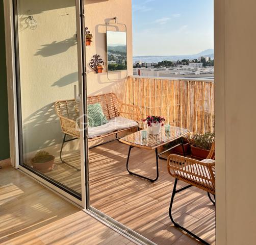 Et si vous pouviez admirer les îles de Lérins tout en préparant le dîner ?
Ici, vous pouvez tout simplement poser vos valises et profiter.

Isabelle Duval vous présente en exclusivité, ce 3 pièces lumineux de 74 m², situé au 6e étage dans la résidence du Roi Soleil, offrant deux chambres et des prestations récentes de qualité. Le bien est complété par une place de parking en extérieur et une cave.
AUCUN TRAVAUX n’est à prévoir.

Parmi les nombreux atouts de votre futur appartement :

•	une cuisine récente entièrement équipée, prolongée par un balcon 
•	une élégante verrière ouvrant la cuisine sur une vue panoramique jusqu’aux îles de Lérins 
•	une pièce de vie lumineuse avec vue mer et montagnes, ouverte sur une terrasse équipée d’un store-banne motorisé récent ;
•	des menuiseries récentes en double vitrage avec volets roulants électriques 
•	deux chambres bénéficiant d’une climatisation réversible installée en 2024 
•	un dressing 
•	une salle d’eau spacieuse avec douche à l’italienne 
•	de nombreux rangements intégrés, pratiques et bien répartis dans l'appartement 
•	un WC indépendant 
•	une cave 
•	une place de parking extérieure privative 
•	un DPE C / GES C

Concernant la résidence du Roi Soleil :

•	résidence prisée, sécurisée et parfaitement entretenue, avec gardien et beaux espaces verts 
•	piscine, courts de tennis et terrain de pétanque, pour un véritable art de vivre provençal 
•	tous les commerces au pied de l’immeuble, pour un quotidien simplifié 
•	centre d’Antibes à environ 10 minutes à pied et plages à environ 15 minutes 
•	transports en commun au pied de la résidence, pour une autonomie à tout âge.

Une adresse recherchée, une VUE dont on ne se lasse pas et un appartement PRET A VIVRE !

Contactez-moi pour organiser une visite.
Visite virtuelle sur demande.