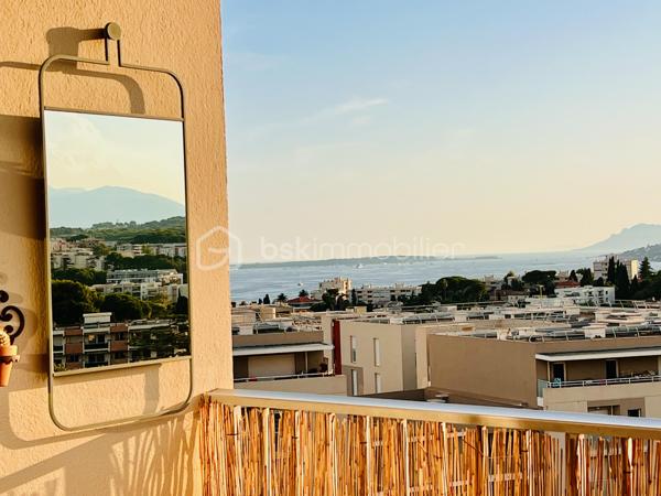 Et si vous pouviez admirer les îles de Lérins tout en préparant le dîner ?
Ici, vous pouvez tout simplement poser vos valises et profiter.

Isabelle Duval vous présente en exclusivité, ce 3 pièces lumineux de 74 m², situé au 6e étage dans la résidence du Roi Soleil, offrant deux chambres et des prestations récentes de qualité. Le bien est complété par une place de parking en extérieur et une cave.
AUCUN TRAVAUX n’est à prévoir.

Parmi les nombreux atouts de votre futur appartement :

•	une cuisine récente entièrement équipée, prolongée par un balcon 
•	une élégante verrière ouvrant la cuisine sur une vue panoramique jusqu’aux îles de Lérins 
•	une pièce de vie lumineuse avec vue mer et montagnes, ouverte sur une terrasse équipée d’un store-banne motorisé récent ;
•	des menuiseries récentes en double vitrage avec volets roulants électriques 
•	deux chambres bénéficiant d’une climatisation réversible installée en 2024 
•	un dressing 
•	une salle d’eau spacieuse avec douche à l’italienne 
•	de nombreux rangements intégrés, pratiques et bien répartis dans l'appartement 
•	un WC indépendant 
•	une cave 
•	une place de parking extérieure privative 
•	un DPE C / GES C

Concernant la résidence du Roi Soleil :

•	résidence prisée, sécurisée et parfaitement entretenue, avec gardien et beaux espaces verts 
•	piscine, courts de tennis et terrain de pétanque, pour un véritable art de vivre provençal 
•	tous les commerces au pied de l’immeuble, pour un quotidien simplifié 
•	centre d’Antibes à environ 10 minutes à pied et plages à environ 15 minutes 
•	transports en commun au pied de la résidence, pour une autonomie à tout âge.

Une adresse recherchée, une VUE dont on ne se lasse pas et un appartement PRET A VIVRE !

Contactez-moi pour organiser une visite.
Visite virtuelle sur demande.