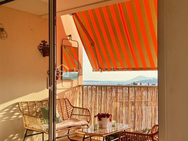 Et si vous pouviez admirer les îles de Lérins tout en préparant le dîner ?
Ici, vous pouvez tout simplement poser vos valises et profiter.

Isabelle Duval vous présente en exclusivité, ce 3 pièces lumineux de 74 m², situé au 6e étage dans la résidence du Roi Soleil, offrant deux chambres et des prestations récentes de qualité. Le bien est complété par une place de parking en extérieur et une cave.
AUCUN TRAVAUX n’est à prévoir.

Parmi les nombreux atouts de votre futur appartement :

•	une cuisine récente entièrement équipée, prolongée par un balcon 
•	une élégante verrière ouvrant la cuisine sur une vue panoramique jusqu’aux îles de Lérins 
•	une pièce de vie lumineuse avec vue mer et montagnes, ouverte sur une terrasse équipée d’un store-banne motorisé récent ;
•	des menuiseries récentes en double vitrage avec volets roulants électriques 
•	deux chambres bénéficiant d’une climatisation réversible installée en 2024 
•	un dressing 
•	une salle d’eau spacieuse avec douche à l’italienne 
•	de nombreux rangements intégrés, pratiques et bien répartis dans l'appartement 
•	un WC indépendant 
•	une cave 
•	une place de parking extérieure privative 
•	un DPE C / GES C

Concernant la résidence du Roi Soleil :

•	résidence prisée, sécurisée et parfaitement entretenue, avec gardien et beaux espaces verts 
•	piscine, courts de tennis et terrain de pétanque, pour un véritable art de vivre provençal 
•	tous les commerces au pied de l’immeuble, pour un quotidien simplifié 
•	centre d’Antibes à environ 10 minutes à pied et plages à environ 15 minutes 
•	transports en commun au pied de la résidence, pour une autonomie à tout âge.

Une adresse recherchée, une VUE dont on ne se lasse pas et un appartement PRET A VIVRE !

Contactez-moi pour organiser une visite.
Visite virtuelle sur demande.