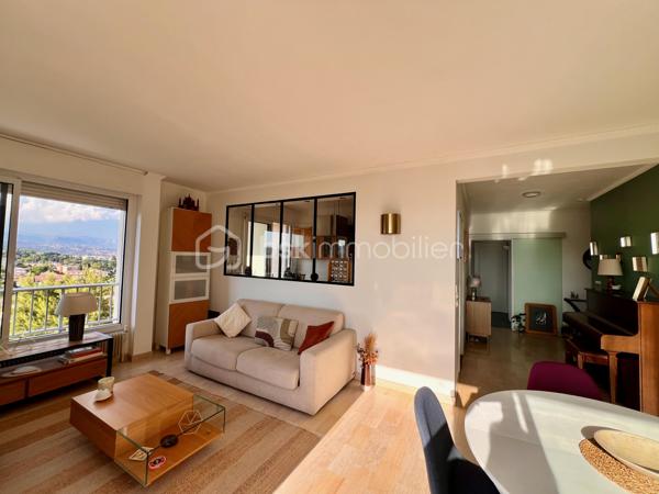 Et si vous pouviez admirer les îles de Lérins tout en préparant le dîner ?
Ici, vous pouvez tout simplement poser vos valises et profiter.

Isabelle Duval vous présente en exclusivité, ce 3 pièces lumineux de 74 m², situé au 6e étage dans la résidence du Roi Soleil, offrant deux chambres et des prestations récentes de qualité. Le bien est complété par une place de parking en extérieur et une cave.
AUCUN TRAVAUX n’est à prévoir.

Parmi les nombreux atouts de votre futur appartement :

•	une cuisine récente entièrement équipée, prolongée par un balcon 
•	une élégante verrière ouvrant la cuisine sur une vue panoramique jusqu’aux îles de Lérins 
•	une pièce de vie lumineuse avec vue mer et montagnes, ouverte sur une terrasse équipée d’un store-banne motorisé récent ;
•	des menuiseries récentes en double vitrage avec volets roulants électriques 
•	deux chambres bénéficiant d’une climatisation réversible installée en 2024 
•	un dressing 
•	une salle d’eau spacieuse avec douche à l’italienne 
•	de nombreux rangements intégrés, pratiques et bien répartis dans l'appartement 
•	un WC indépendant 
•	une cave 
•	une place de parking extérieure privative 
•	un DPE C / GES C

Concernant la résidence du Roi Soleil :

•	résidence prisée, sécurisée et parfaitement entretenue, avec gardien et beaux espaces verts 
•	piscine, courts de tennis et terrain de pétanque, pour un véritable art de vivre provençal 
•	tous les commerces au pied de l’immeuble, pour un quotidien simplifié 
•	centre d’Antibes à environ 10 minutes à pied et plages à environ 15 minutes 
•	transports en commun au pied de la résidence, pour une autonomie à tout âge.

Une adresse recherchée, une VUE dont on ne se lasse pas et un appartement PRET A VIVRE !

Contactez-moi pour organiser une visite.
Visite virtuelle sur demande.