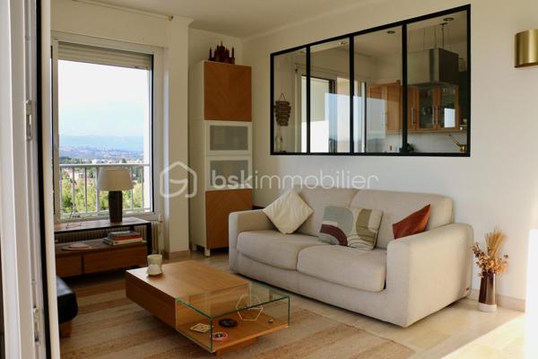 Et si vous pouviez admirer les îles de Lérins tout en préparant le dîner ?
Ici, vous pouvez tout simplement poser vos valises et profiter.

Isabelle Duval vous présente en exclusivité, ce 3 pièces lumineux de 74 m², situé au 6e étage dans la résidence du Roi Soleil, offrant deux chambres et des prestations récentes de qualité. Le bien est complété par une place de parking en extérieur et une cave.
AUCUN TRAVAUX n’est à prévoir.

Parmi les nombreux atouts de votre futur appartement :

•	une cuisine récente entièrement équipée, prolongée par un balcon 
•	une élégante verrière ouvrant la cuisine sur une vue panoramique jusqu’aux îles de Lérins 
•	une pièce de vie lumineuse avec vue mer et montagnes, ouverte sur une terrasse équipée d’un store-banne motorisé récent ;
•	des menuiseries récentes en double vitrage avec volets roulants électriques 
•	deux chambres bénéficiant d’une climatisation réversible installée en 2024 
•	un dressing 
•	une salle d’eau spacieuse avec douche à l’italienne 
•	de nombreux rangements intégrés, pratiques et bien répartis dans l'appartement 
•	un WC indépendant 
•	une cave 
•	une place de parking extérieure privative 
•	un DPE C / GES C

Concernant la résidence du Roi Soleil :

•	résidence prisée, sécurisée et parfaitement entretenue, avec gardien et beaux espaces verts 
•	piscine, courts de tennis et terrain de pétanque, pour un véritable art de vivre provençal 
•	tous les commerces au pied de l’immeuble, pour un quotidien simplifié 
•	centre d’Antibes à environ 10 minutes à pied et plages à environ 15 minutes 
•	transports en commun au pied de la résidence, pour une autonomie à tout âge.

Une adresse recherchée, une VUE dont on ne se lasse pas et un appartement PRET A VIVRE !

Contactez-moi pour organiser une visite.
Visite virtuelle sur demande.