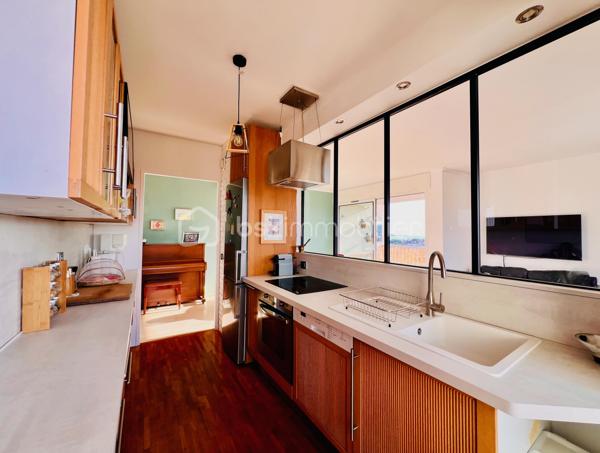 Et si vous pouviez admirer les îles de Lérins tout en préparant le dîner ?
Ici, vous pouvez tout simplement poser vos valises et profiter.

Isabelle Duval vous présente en exclusivité, ce 3 pièces lumineux de 74 m², situé au 6e étage dans la résidence du Roi Soleil, offrant deux chambres et des prestations récentes de qualité. Le bien est complété par une place de parking en extérieur et une cave.
AUCUN TRAVAUX n’est à prévoir.

Parmi les nombreux atouts de votre futur appartement :

•	une cuisine récente entièrement équipée, prolongée par un balcon 
•	une élégante verrière ouvrant la cuisine sur une vue panoramique jusqu’aux îles de Lérins 
•	une pièce de vie lumineuse avec vue mer et montagnes, ouverte sur une terrasse équipée d’un store-banne motorisé récent ;
•	des menuiseries récentes en double vitrage avec volets roulants électriques 
•	deux chambres bénéficiant d’une climatisation réversible installée en 2024 
•	un dressing 
•	une salle d’eau spacieuse avec douche à l’italienne 
•	de nombreux rangements intégrés, pratiques et bien répartis dans l'appartement 
•	un WC indépendant 
•	une cave 
•	une place de parking extérieure privative 
•	un DPE C / GES C

Concernant la résidence du Roi Soleil :

•	résidence prisée, sécurisée et parfaitement entretenue, avec gardien et beaux espaces verts 
•	piscine, courts de tennis et terrain de pétanque, pour un véritable art de vivre provençal 
•	tous les commerces au pied de l’immeuble, pour un quotidien simplifié 
•	centre d’Antibes à environ 10 minutes à pied et plages à environ 15 minutes 
•	transports en commun au pied de la résidence, pour une autonomie à tout âge.

Une adresse recherchée, une VUE dont on ne se lasse pas et un appartement PRET A VIVRE !

Contactez-moi pour organiser une visite.
Visite virtuelle sur demande.