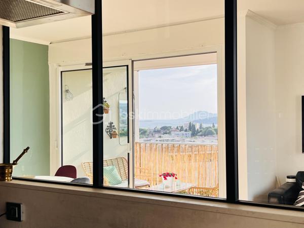 Et si vous pouviez admirer les îles de Lérins tout en préparant le dîner ?
Ici, vous pouvez tout simplement poser vos valises et profiter.

Isabelle Duval vous présente en exclusivité, ce 3 pièces lumineux de 74 m², situé au 6e étage dans la résidence du Roi Soleil, offrant deux chambres et des prestations récentes de qualité. Le bien est complété par une place de parking en extérieur et une cave.
AUCUN TRAVAUX n’est à prévoir.

Parmi les nombreux atouts de votre futur appartement :

•	une cuisine récente entièrement équipée, prolongée par un balcon 
•	une élégante verrière ouvrant la cuisine sur une vue panoramique jusqu’aux îles de Lérins 
•	une pièce de vie lumineuse avec vue mer et montagnes, ouverte sur une terrasse équipée d’un store-banne motorisé récent ;
•	des menuiseries récentes en double vitrage avec volets roulants électriques 
•	deux chambres bénéficiant d’une climatisation réversible installée en 2024 
•	un dressing 
•	une salle d’eau spacieuse avec douche à l’italienne 
•	de nombreux rangements intégrés, pratiques et bien répartis dans l'appartement 
•	un WC indépendant 
•	une cave 
•	une place de parking extérieure privative 
•	un DPE C / GES C

Concernant la résidence du Roi Soleil :

•	résidence prisée, sécurisée et parfaitement entretenue, avec gardien et beaux espaces verts 
•	piscine, courts de tennis et terrain de pétanque, pour un véritable art de vivre provençal 
•	tous les commerces au pied de l’immeuble, pour un quotidien simplifié 
•	centre d’Antibes à environ 10 minutes à pied et plages à environ 15 minutes 
•	transports en commun au pied de la résidence, pour une autonomie à tout âge.

Une adresse recherchée, une VUE dont on ne se lasse pas et un appartement PRET A VIVRE !

Contactez-moi pour organiser une visite.
Visite virtuelle sur demande.