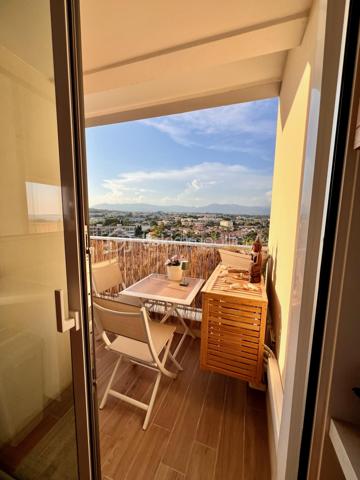 Et si vous pouviez admirer les îles de Lérins tout en préparant le dîner ?
Ici, vous pouvez tout simplement poser vos valises et profiter.

Isabelle Duval vous présente en exclusivité, ce 3 pièces lumineux de 74 m², situé au 6e étage dans la résidence du Roi Soleil, offrant deux chambres et des prestations récentes de qualité. Le bien est complété par une place de parking en extérieur et une cave.
AUCUN TRAVAUX n’est à prévoir.

Parmi les nombreux atouts de votre futur appartement :

•	une cuisine récente entièrement équipée, prolongée par un balcon 
•	une élégante verrière ouvrant la cuisine sur une vue panoramique jusqu’aux îles de Lérins 
•	une pièce de vie lumineuse avec vue mer et montagnes, ouverte sur une terrasse équipée d’un store-banne motorisé récent ;
•	des menuiseries récentes en double vitrage avec volets roulants électriques 
•	deux chambres bénéficiant d’une climatisation réversible installée en 2024 
•	un dressing 
•	une salle d’eau spacieuse avec douche à l’italienne 
•	de nombreux rangements intégrés, pratiques et bien répartis dans l'appartement 
•	un WC indépendant 
•	une cave 
•	une place de parking extérieure privative 
•	un DPE C / GES C

Concernant la résidence du Roi Soleil :

•	résidence prisée, sécurisée et parfaitement entretenue, avec gardien et beaux espaces verts 
•	piscine, courts de tennis et terrain de pétanque, pour un véritable art de vivre provençal 
•	tous les commerces au pied de l’immeuble, pour un quotidien simplifié 
•	centre d’Antibes à environ 10 minutes à pied et plages à environ 15 minutes 
•	transports en commun au pied de la résidence, pour une autonomie à tout âge.

Une adresse recherchée, une VUE dont on ne se lasse pas et un appartement PRET A VIVRE !

Contactez-moi pour organiser une visite.
Visite virtuelle sur demande.