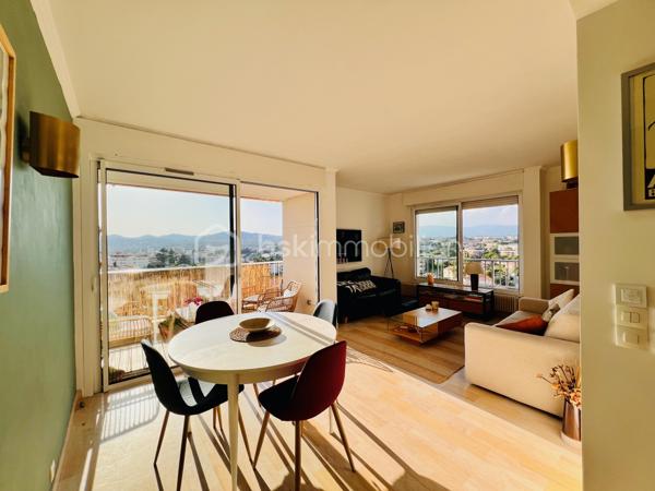 Et si vous pouviez admirer les îles de Lérins tout en préparant le dîner ?
Ici, vous pouvez tout simplement poser vos valises et profiter.

Isabelle Duval vous présente en exclusivité, ce 3 pièces lumineux de 74 m², situé au 6e étage dans la résidence du Roi Soleil, offrant deux chambres et des prestations récentes de qualité. Le bien est complété par une place de parking en extérieur et une cave.
AUCUN TRAVAUX n’est à prévoir.

Parmi les nombreux atouts de votre futur appartement :

•	une cuisine récente entièrement équipée, prolongée par un balcon 
•	une élégante verrière ouvrant la cuisine sur une vue panoramique jusqu’aux îles de Lérins 
•	une pièce de vie lumineuse avec vue mer et montagnes, ouverte sur une terrasse équipée d’un store-banne motorisé récent ;
•	des menuiseries récentes en double vitrage avec volets roulants électriques 
•	deux chambres bénéficiant d’une climatisation réversible installée en 2024 
•	un dressing 
•	une salle d’eau spacieuse avec douche à l’italienne 
•	de nombreux rangements intégrés, pratiques et bien répartis dans l'appartement 
•	un WC indépendant 
•	une cave 
•	une place de parking extérieure privative 
•	un DPE C / GES C

Concernant la résidence du Roi Soleil :

•	résidence prisée, sécurisée et parfaitement entretenue, avec gardien et beaux espaces verts 
•	piscine, courts de tennis et terrain de pétanque, pour un véritable art de vivre provençal 
•	tous les commerces au pied de l’immeuble, pour un quotidien simplifié 
•	centre d’Antibes à environ 10 minutes à pied et plages à environ 15 minutes 
•	transports en commun au pied de la résidence, pour une autonomie à tout âge.

Une adresse recherchée, une VUE dont on ne se lasse pas et un appartement PRET A VIVRE !

Contactez-moi pour organiser une visite.
Visite virtuelle sur demande.