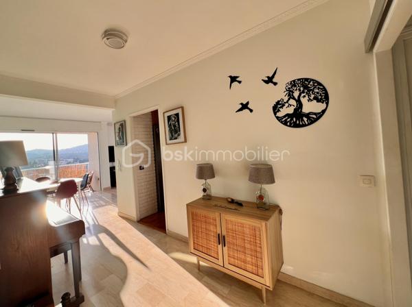 Et si vous pouviez admirer les îles de Lérins tout en préparant le dîner ?
Ici, vous pouvez tout simplement poser vos valises et profiter.

Isabelle Duval vous présente en exclusivité, ce 3 pièces lumineux de 74 m², situé au 6e étage dans la résidence du Roi Soleil, offrant deux chambres et des prestations récentes de qualité. Le bien est complété par une place de parking en extérieur et une cave.
AUCUN TRAVAUX n’est à prévoir.

Parmi les nombreux atouts de votre futur appartement :

•	une cuisine récente entièrement équipée, prolongée par un balcon 
•	une élégante verrière ouvrant la cuisine sur une vue panoramique jusqu’aux îles de Lérins 
•	une pièce de vie lumineuse avec vue mer et montagnes, ouverte sur une terrasse équipée d’un store-banne motorisé récent ;
•	des menuiseries récentes en double vitrage avec volets roulants électriques 
•	deux chambres bénéficiant d’une climatisation réversible installée en 2024 
•	un dressing 
•	une salle d’eau spacieuse avec douche à l’italienne 
•	de nombreux rangements intégrés, pratiques et bien répartis dans l'appartement 
•	un WC indépendant 
•	une cave 
•	une place de parking extérieure privative 
•	un DPE C / GES C

Concernant la résidence du Roi Soleil :

•	résidence prisée, sécurisée et parfaitement entretenue, avec gardien et beaux espaces verts 
•	piscine, courts de tennis et terrain de pétanque, pour un véritable art de vivre provençal 
•	tous les commerces au pied de l’immeuble, pour un quotidien simplifié 
•	centre d’Antibes à environ 10 minutes à pied et plages à environ 15 minutes 
•	transports en commun au pied de la résidence, pour une autonomie à tout âge.

Une adresse recherchée, une VUE dont on ne se lasse pas et un appartement PRET A VIVRE !

Contactez-moi pour organiser une visite.
Visite virtuelle sur demande.