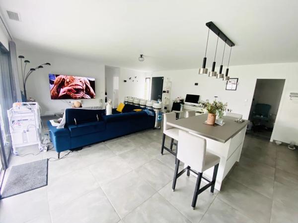 Vente                                                      Maison
                        
                     3 pièces                      93 m2                     à Le Puy-Sainte-Réparade