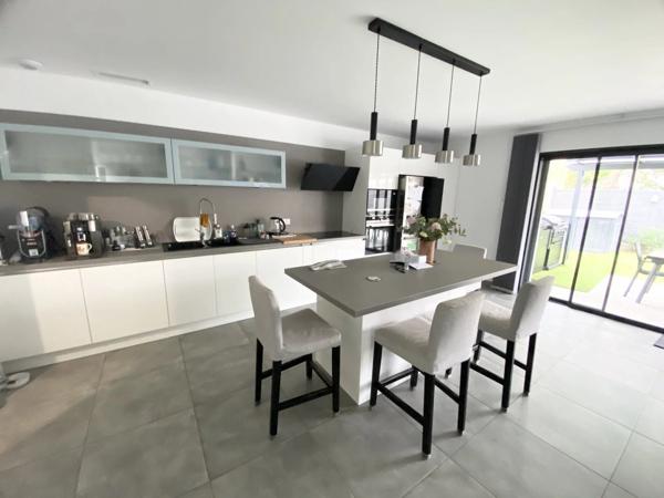 Vente                                                      Maison
                        
                     3 pièces                      93 m2                     à Le Puy-Sainte-Réparade