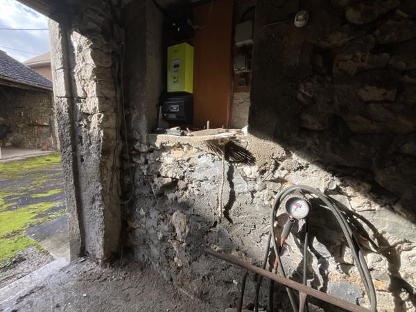 Courtenay (38510) Maison de village en pierre à rénover entièrement 38510 LANCIN (COURTENAY)