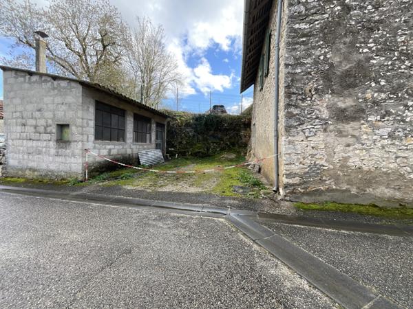 Courtenay (38510) Maison de village en pierre à rénover entièrement 38510 LANCIN (COURTENAY)