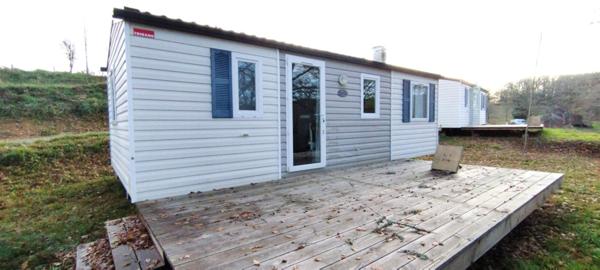 Terrain avec mobile homme