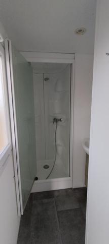 Terrain avec mobile homme