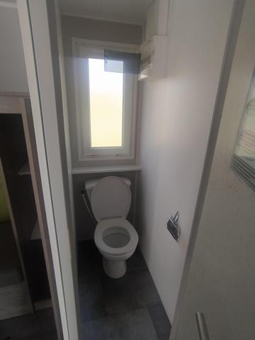 Terrain avec mobile homme