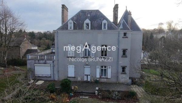 Maison à AMBRIERES-LES-VALLEES, 53300 - 14 pièces 361m²