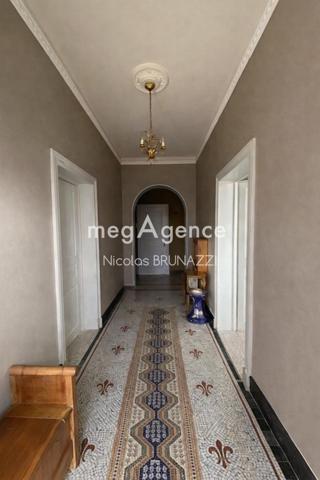 Maison à AMBRIERES-LES-VALLEES, 53300 - 14 pièces 361m²