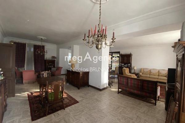 Maison à AMBRIERES-LES-VALLEES, 53300 - 14 pièces 361m²