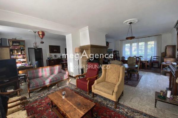 Maison à AMBRIERES-LES-VALLEES, 53300 - 14 pièces 361m²