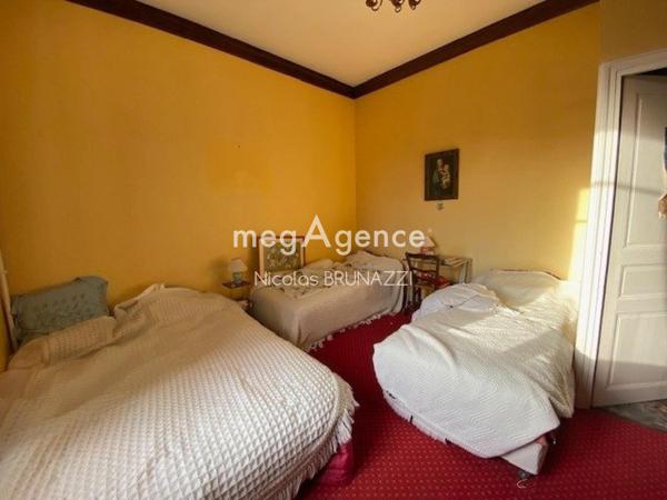 Maison à AMBRIERES-LES-VALLEES, 53300 - 14 pièces 361m²