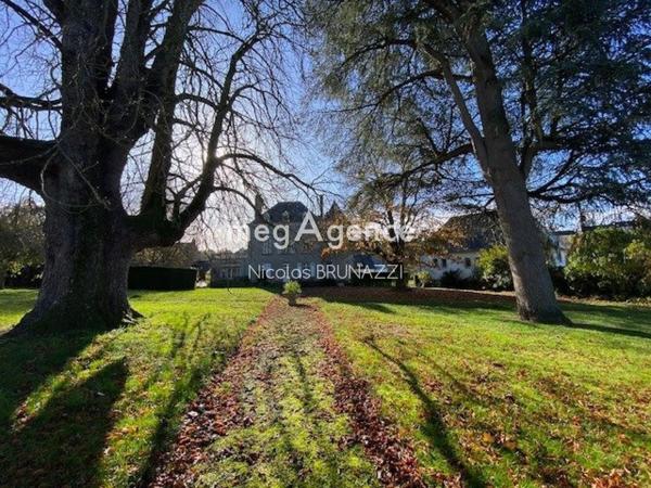 Maison à AMBRIERES-LES-VALLEES, 53300 - 14 pièces 361m²