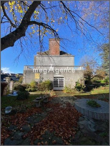 Maison à AMBRIERES-LES-VALLEES, 53300 - 14 pièces 361m²