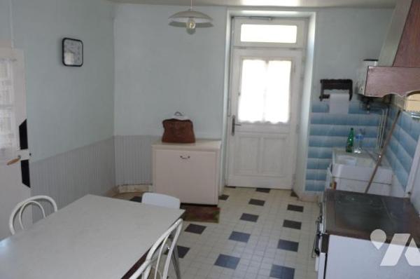 Maison à vendre à Chantrigné(53), dans le centre du village, une maison comprenant une cuisine ...