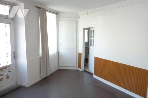 Maison à vendre à Chantrigné(53), dans le centre du village, une maison comprenant une cuisine ...