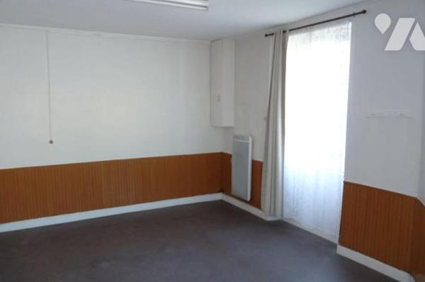 Maison à vendre à Chantrigné(53), dans le centre du village, une maison comprenant une cuisine ...