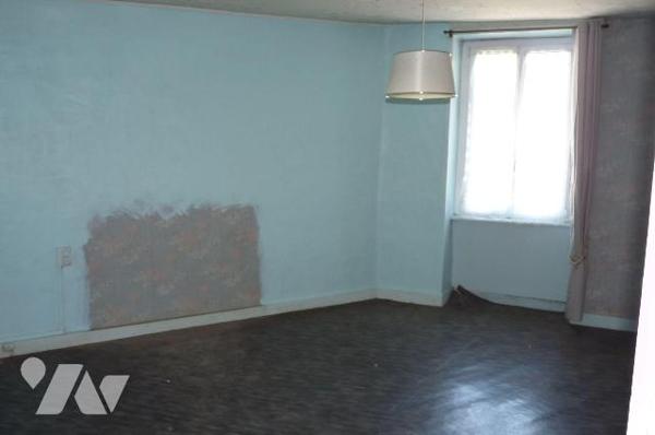 Maison à vendre à Chantrigné(53), dans le centre du village, une maison comprenant une cuisine ...