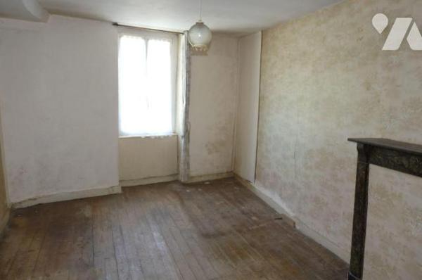 Maison à vendre à Chantrigné(53), dans le centre du village, une maison comprenant une cuisine ...