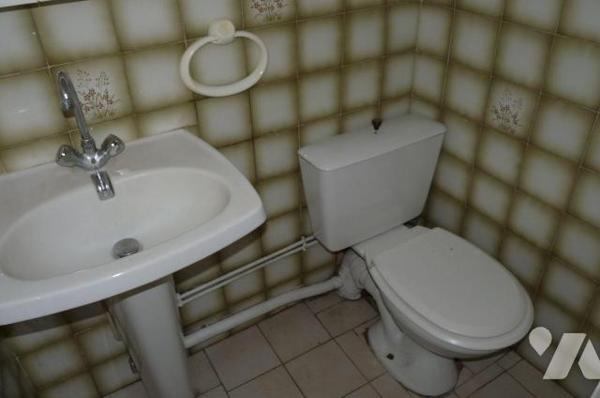 Maison à vendre à Chantrigné(53), dans le centre du village, une maison comprenant une cuisine ...