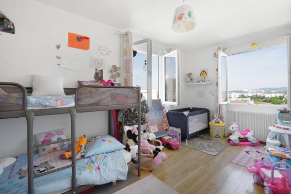 Lumineux 3 pièces avec parking Metro Cusset