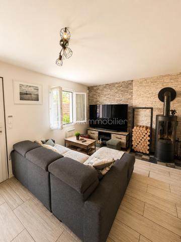 Au cœur de Gisors, cette maison lumineuse bénéficie d'un emplacement particulièrement pratique : la gare, les écoles et les commerces sont tous accessibles à pied. Un atout précieux au quotidien, aussi bien pour la vie de famille que pour les trajets domicile-travail.

Rez-de-chaussée

L'espace de vie s'organise autour d'une grande pièce ouverte et baignée de lumière. La cuisine, dotée d'un espace dînatoire, se prolonge sur un salon chaleureux équipé d'un poêle à bois. Le niveau comprend également un bureau attenant à une buanderie, ainsi qu'un WC séparé. Cet agencement permet d'envisager un véritable plain-pied de vie, idéal pour gagner en confort au quotidien comme pour anticiper l'avenir.

À l'étage

L'étage dessert trois chambres spacieuses, une salle d'eau et un WC indépendant. Il accueille également une suite parentale équipée d'une baignoire et d'une douche, offrant un espace nuit confortable et nettement séparé des pièces de vie. Une configuration adaptée aux familles à la recherche de volume et de chambres pour chacun.

Extérieurs et annexes

La maison dispose d'une terrasse, espace appréciable pour les repas en extérieur et les moments de détente aux beaux jours. Un abri de jardin vient compléter l'ensemble pour le rangement. Une prise dédiée à la recharge d'un véhicule électrique est par ailleurs installée, un équipement de plus en plus recherché.

Équipements et énergie

La maison est équipée de panneaux solaires et d'un poêle à bois. Ces deux éléments participent au confort thermique du logement et à la maîtrise des dépenses énergétiques, un critère devenu déterminant pour de nombreux acquéreurs aujourd'hui.

Environnement et commodités

Située à Gisors, dans l'Eure (27), la maison profite d'un cadre où l'ensemble des services du quotidien se trouve à proximité immédiate. Gare, établissements scolaires et commerces sont accessibles à pied, ce qui en fait un bien adapté aux familles, aux primo-accédants comme aux actifs effectuant des trajets réguliers.

Une maison familiale lumineuse et bien agencée, à deux pas de la gare et des commerces de Gisors.