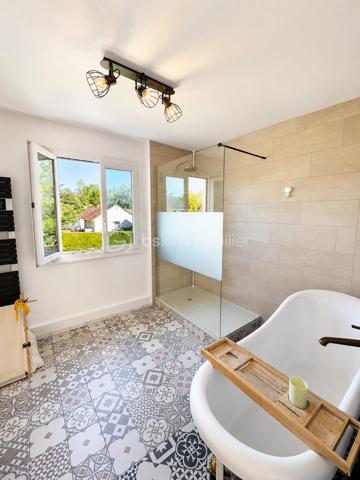 Au cœur de Gisors, cette maison lumineuse bénéficie d'un emplacement particulièrement pratique : la gare, les écoles et les commerces sont tous accessibles à pied. Un atout précieux au quotidien, aussi bien pour la vie de famille que pour les trajets domicile-travail.

Rez-de-chaussée

L'espace de vie s'organise autour d'une grande pièce ouverte et baignée de lumière. La cuisine, dotée d'un espace dînatoire, se prolonge sur un salon chaleureux équipé d'un poêle à bois. Le niveau comprend également un bureau attenant à une buanderie, ainsi qu'un WC séparé. Cet agencement permet d'envisager un véritable plain-pied de vie, idéal pour gagner en confort au quotidien comme pour anticiper l'avenir.

À l'étage

L'étage dessert trois chambres spacieuses, une salle d'eau et un WC indépendant. Il accueille également une suite parentale équipée d'une baignoire et d'une douche, offrant un espace nuit confortable et nettement séparé des pièces de vie. Une configuration adaptée aux familles à la recherche de volume et de chambres pour chacun.

Extérieurs et annexes

La maison dispose d'une terrasse, espace appréciable pour les repas en extérieur et les moments de détente aux beaux jours. Un abri de jardin vient compléter l'ensemble pour le rangement. Une prise dédiée à la recharge d'un véhicule électrique est par ailleurs installée, un équipement de plus en plus recherché.

Équipements et énergie

La maison est équipée de panneaux solaires et d'un poêle à bois. Ces deux éléments participent au confort thermique du logement et à la maîtrise des dépenses énergétiques, un critère devenu déterminant pour de nombreux acquéreurs aujourd'hui.

Environnement et commodités

Située à Gisors, dans l'Eure (27), la maison profite d'un cadre où l'ensemble des services du quotidien se trouve à proximité immédiate. Gare, établissements scolaires et commerces sont accessibles à pied, ce qui en fait un bien adapté aux familles, aux primo-accédants comme aux actifs effectuant des trajets réguliers.

Une maison familiale lumineuse et bien agencée, à deux pas de la gare et des commerces de Gisors.