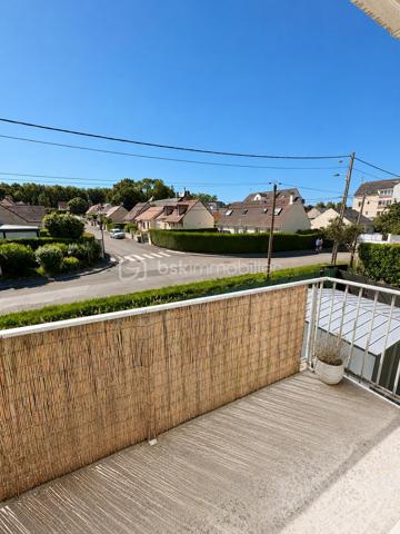 Au cœur de Gisors, cette maison lumineuse bénéficie d'un emplacement particulièrement pratique : la gare, les écoles et les commerces sont tous accessibles à pied. Un atout précieux au quotidien, aussi bien pour la vie de famille que pour les trajets domicile-travail.

Rez-de-chaussée

L'espace de vie s'organise autour d'une grande pièce ouverte et baignée de lumière. La cuisine, dotée d'un espace dînatoire, se prolonge sur un salon chaleureux équipé d'un poêle à bois. Le niveau comprend également un bureau attenant à une buanderie, ainsi qu'un WC séparé. Cet agencement permet d'envisager un véritable plain-pied de vie, idéal pour gagner en confort au quotidien comme pour anticiper l'avenir.

À l'étage

L'étage dessert trois chambres spacieuses, une salle d'eau et un WC indépendant. Il accueille également une suite parentale équipée d'une baignoire et d'une douche, offrant un espace nuit confortable et nettement séparé des pièces de vie. Une configuration adaptée aux familles à la recherche de volume et de chambres pour chacun.

Extérieurs et annexes

La maison dispose d'une terrasse, espace appréciable pour les repas en extérieur et les moments de détente aux beaux jours. Un abri de jardin vient compléter l'ensemble pour le rangement. Une prise dédiée à la recharge d'un véhicule électrique est par ailleurs installée, un équipement de plus en plus recherché.

Équipements et énergie

La maison est équipée de panneaux solaires et d'un poêle à bois. Ces deux éléments participent au confort thermique du logement et à la maîtrise des dépenses énergétiques, un critère devenu déterminant pour de nombreux acquéreurs aujourd'hui.

Environnement et commodités

Située à Gisors, dans l'Eure (27), la maison profite d'un cadre où l'ensemble des services du quotidien se trouve à proximité immédiate. Gare, établissements scolaires et commerces sont accessibles à pied, ce qui en fait un bien adapté aux familles, aux primo-accédants comme aux actifs effectuant des trajets réguliers.

Une maison familiale lumineuse et bien agencée, à deux pas de la gare et des commerces de Gisors.