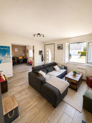 Au cœur de Gisors, cette maison lumineuse bénéficie d'un emplacement particulièrement pratique : la gare, les écoles et les commerces sont tous accessibles à pied. Un atout précieux au quotidien, aussi bien pour la vie de famille que pour les trajets domicile-travail.

Rez-de-chaussée

L'espace de vie s'organise autour d'une grande pièce ouverte et baignée de lumière. La cuisine, dotée d'un espace dînatoire, se prolonge sur un salon chaleureux équipé d'un poêle à bois. Le niveau comprend également un bureau attenant à une buanderie, ainsi qu'un WC séparé. Cet agencement permet d'envisager un véritable plain-pied de vie, idéal pour gagner en confort au quotidien comme pour anticiper l'avenir.

À l'étage

L'étage dessert trois chambres spacieuses, une salle d'eau et un WC indépendant. Il accueille également une suite parentale équipée d'une baignoire et d'une douche, offrant un espace nuit confortable et nettement séparé des pièces de vie. Une configuration adaptée aux familles à la recherche de volume et de chambres pour chacun.

Extérieurs et annexes

La maison dispose d'une terrasse, espace appréciable pour les repas en extérieur et les moments de détente aux beaux jours. Un abri de jardin vient compléter l'ensemble pour le rangement. Une prise dédiée à la recharge d'un véhicule électrique est par ailleurs installée, un équipement de plus en plus recherché.

Équipements et énergie

La maison est équipée de panneaux solaires et d'un poêle à bois. Ces deux éléments participent au confort thermique du logement et à la maîtrise des dépenses énergétiques, un critère devenu déterminant pour de nombreux acquéreurs aujourd'hui.

Environnement et commodités

Située à Gisors, dans l'Eure (27), la maison profite d'un cadre où l'ensemble des services du quotidien se trouve à proximité immédiate. Gare, établissements scolaires et commerces sont accessibles à pied, ce qui en fait un bien adapté aux familles, aux primo-accédants comme aux actifs effectuant des trajets réguliers.

Une maison familiale lumineuse et bien agencée, à deux pas de la gare et des commerces de Gisors.