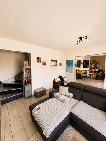 Au cœur de Gisors, cette maison lumineuse bénéficie d'un emplacement particulièrement pratique : la gare, les écoles et les commerces sont tous accessibles à pied. Un atout précieux au quotidien, aussi bien pour la vie de famille que pour les trajets domicile-travail.

Rez-de-chaussée

L'espace de vie s'organise autour d'une grande pièce ouverte et baignée de lumière. La cuisine, dotée d'un espace dînatoire, se prolonge sur un salon chaleureux équipé d'un poêle à bois. Le niveau comprend également un bureau attenant à une buanderie, ainsi qu'un WC séparé. Cet agencement permet d'envisager un véritable plain-pied de vie, idéal pour gagner en confort au quotidien comme pour anticiper l'avenir.

À l'étage

L'étage dessert trois chambres spacieuses, une salle d'eau et un WC indépendant. Il accueille également une suite parentale équipée d'une baignoire et d'une douche, offrant un espace nuit confortable et nettement séparé des pièces de vie. Une configuration adaptée aux familles à la recherche de volume et de chambres pour chacun.

Extérieurs et annexes

La maison dispose d'une terrasse, espace appréciable pour les repas en extérieur et les moments de détente aux beaux jours. Un abri de jardin vient compléter l'ensemble pour le rangement. Une prise dédiée à la recharge d'un véhicule électrique est par ailleurs installée, un équipement de plus en plus recherché.

Équipements et énergie

La maison est équipée de panneaux solaires et d'un poêle à bois. Ces deux éléments participent au confort thermique du logement et à la maîtrise des dépenses énergétiques, un critère devenu déterminant pour de nombreux acquéreurs aujourd'hui.

Environnement et commodités

Située à Gisors, dans l'Eure (27), la maison profite d'un cadre où l'ensemble des services du quotidien se trouve à proximité immédiate. Gare, établissements scolaires et commerces sont accessibles à pied, ce qui en fait un bien adapté aux familles, aux primo-accédants comme aux actifs effectuant des trajets réguliers.

Une maison familiale lumineuse et bien agencée, à deux pas de la gare et des commerces de Gisors.