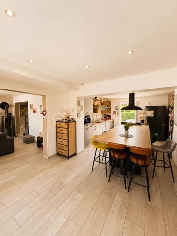 Au cœur de Gisors, cette maison lumineuse bénéficie d'un emplacement particulièrement pratique : la gare, les écoles et les commerces sont tous accessibles à pied. Un atout précieux au quotidien, aussi bien pour la vie de famille que pour les trajets domicile-travail.

Rez-de-chaussée

L'espace de vie s'organise autour d'une grande pièce ouverte et baignée de lumière. La cuisine, dotée d'un espace dînatoire, se prolonge sur un salon chaleureux équipé d'un poêle à bois. Le niveau comprend également un bureau attenant à une buanderie, ainsi qu'un WC séparé. Cet agencement permet d'envisager un véritable plain-pied de vie, idéal pour gagner en confort au quotidien comme pour anticiper l'avenir.

À l'étage

L'étage dessert trois chambres spacieuses, une salle d'eau et un WC indépendant. Il accueille également une suite parentale équipée d'une baignoire et d'une douche, offrant un espace nuit confortable et nettement séparé des pièces de vie. Une configuration adaptée aux familles à la recherche de volume et de chambres pour chacun.

Extérieurs et annexes

La maison dispose d'une terrasse, espace appréciable pour les repas en extérieur et les moments de détente aux beaux jours. Un abri de jardin vient compléter l'ensemble pour le rangement. Une prise dédiée à la recharge d'un véhicule électrique est par ailleurs installée, un équipement de plus en plus recherché.

Équipements et énergie

La maison est équipée de panneaux solaires et d'un poêle à bois. Ces deux éléments participent au confort thermique du logement et à la maîtrise des dépenses énergétiques, un critère devenu déterminant pour de nombreux acquéreurs aujourd'hui.

Environnement et commodités

Située à Gisors, dans l'Eure (27), la maison profite d'un cadre où l'ensemble des services du quotidien se trouve à proximité immédiate. Gare, établissements scolaires et commerces sont accessibles à pied, ce qui en fait un bien adapté aux familles, aux primo-accédants comme aux actifs effectuant des trajets réguliers.

Une maison familiale lumineuse et bien agencée, à deux pas de la gare et des commerces de Gisors.