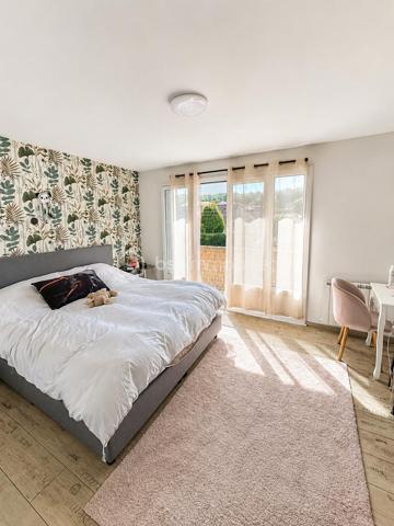 Au cœur de Gisors, cette maison lumineuse bénéficie d'un emplacement particulièrement pratique : la gare, les écoles et les commerces sont tous accessibles à pied. Un atout précieux au quotidien, aussi bien pour la vie de famille que pour les trajets domicile-travail.

Rez-de-chaussée

L'espace de vie s'organise autour d'une grande pièce ouverte et baignée de lumière. La cuisine, dotée d'un espace dînatoire, se prolonge sur un salon chaleureux équipé d'un poêle à bois. Le niveau comprend également un bureau attenant à une buanderie, ainsi qu'un WC séparé. Cet agencement permet d'envisager un véritable plain-pied de vie, idéal pour gagner en confort au quotidien comme pour anticiper l'avenir.

À l'étage

L'étage dessert trois chambres spacieuses, une salle d'eau et un WC indépendant. Il accueille également une suite parentale équipée d'une baignoire et d'une douche, offrant un espace nuit confortable et nettement séparé des pièces de vie. Une configuration adaptée aux familles à la recherche de volume et de chambres pour chacun.

Extérieurs et annexes

La maison dispose d'une terrasse, espace appréciable pour les repas en extérieur et les moments de détente aux beaux jours. Un abri de jardin vient compléter l'ensemble pour le rangement. Une prise dédiée à la recharge d'un véhicule électrique est par ailleurs installée, un équipement de plus en plus recherché.

Équipements et énergie

La maison est équipée de panneaux solaires et d'un poêle à bois. Ces deux éléments participent au confort thermique du logement et à la maîtrise des dépenses énergétiques, un critère devenu déterminant pour de nombreux acquéreurs aujourd'hui.

Environnement et commodités

Située à Gisors, dans l'Eure (27), la maison profite d'un cadre où l'ensemble des services du quotidien se trouve à proximité immédiate. Gare, établissements scolaires et commerces sont accessibles à pied, ce qui en fait un bien adapté aux familles, aux primo-accédants comme aux actifs effectuant des trajets réguliers.

Une maison familiale lumineuse et bien agencée, à deux pas de la gare et des commerces de Gisors.