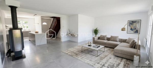 Située dans une résidence calme et sécurisée avec portail, cette agréable maison familiale saura vous séduire par sa fonctionnalité et son environnement privilégié.

Au rez-de-chaussée, vous découvrirez une entrée desservant une belle pièce de vie lumineuse avec salon-séjour agrémenté d’un poêle à bois et une cuisine ouverte, idéale pour partager des moments conviviaux en famille ou entre amis. Une salle d’eau avec WC complète ce niveau, ainsi qu’un garage attenant offrant un espace de stationnement ou de rangement supplémentaire.

À l’étage, l’espace nuit se compose de trois chambres confortables, dont deux équipées de placards intégrés pour un rangement optimisé. Vous y trouverez également une salle de bain ainsi qu’un WC indépendant.

Le tout est édifié sur un terrain de 202 m².

Une maison idéale pour une famille ou un premier achat, à proximité des commodités et des axes principaux.